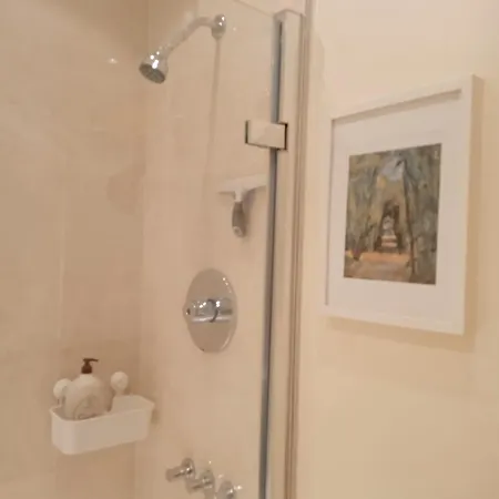 Beautiful With Underground Parking, Balcony In Kew, Richmond Apartman