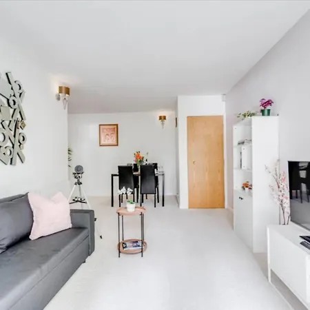 Cosy With Parking Apartment *