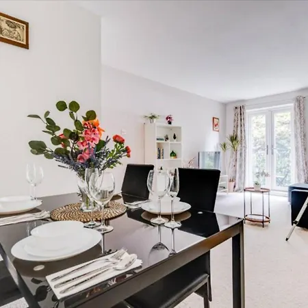 Apartment Cosy With Parking London