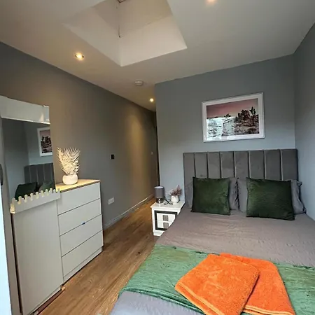 Apartment 2 Bedroom Flat In Euston 2 Mins Away From Station, No Lift London