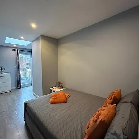 Apartment 2 Bedroom Flat In Euston 2 Mins Away From Station, No Lift *