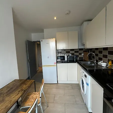 2 Bedroom Flat In Euston 2 Mins Away From Station, No Lift * London