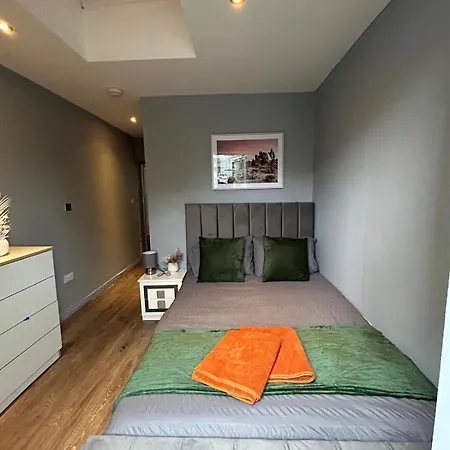 2 Bedroom Flat In Euston 2 Mins Away From Station, No Lift Apartment