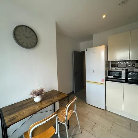 Apartment 2 Bedroom Flat In Euston 2 Mins Away From Station, No Lift *