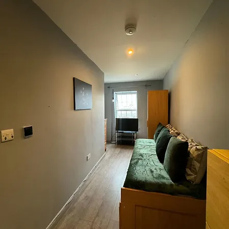 2 Bedroom Flat In Euston 2 Mins Away From Station, No Lift Apartment London