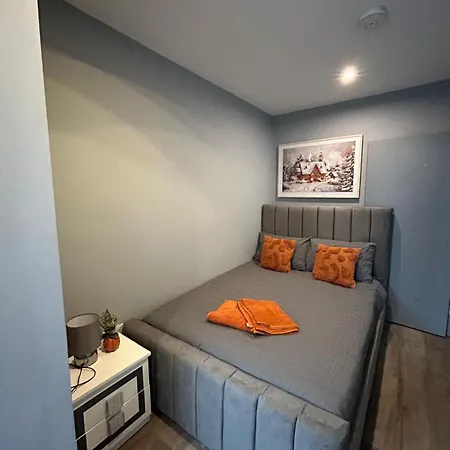 2 Bedroom Flat In Euston 2 Mins Away From Station, No Lift Apartment *