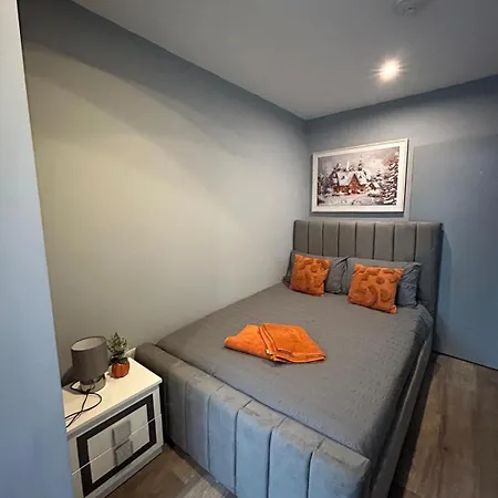 2 Bedroom Flat In Euston 2 Mins Away From Station, No Lift * London