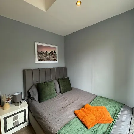 2 Bedroom Flat In Euston 2 Mins Away From Station, No Lift Apartment