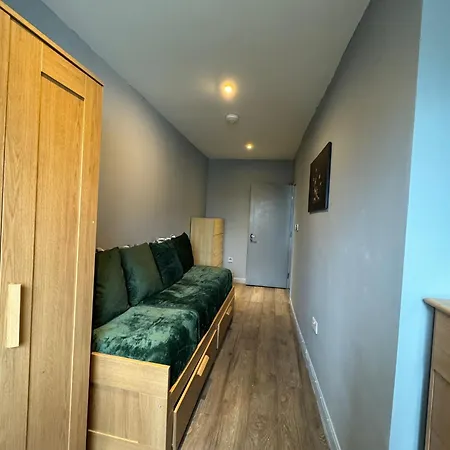 2 Bedroom Flat In Euston 2 Mins Away From Station, No Lift Apartment *