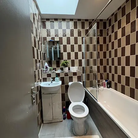 2 Bedroom Flat In Euston 2 Mins Away From Station, No Lift *