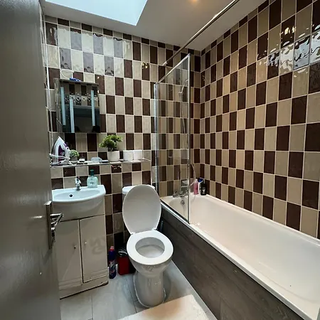 2 Bedroom Flat In Euston 2 Mins Away From Station, No Lift * London