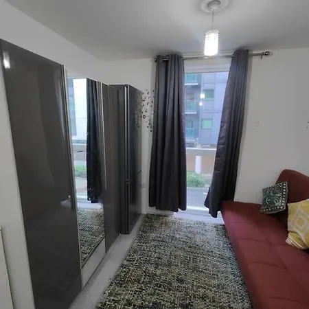 Canary Wharf Homestay *