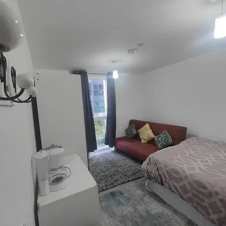 Canary Wharf Homestay *