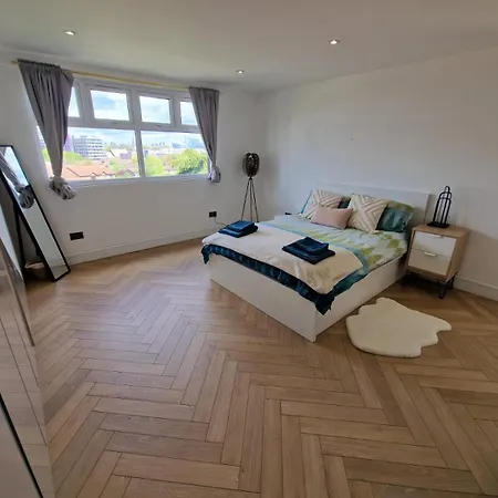 Loft With Skyline Views Of Canary Wharf
