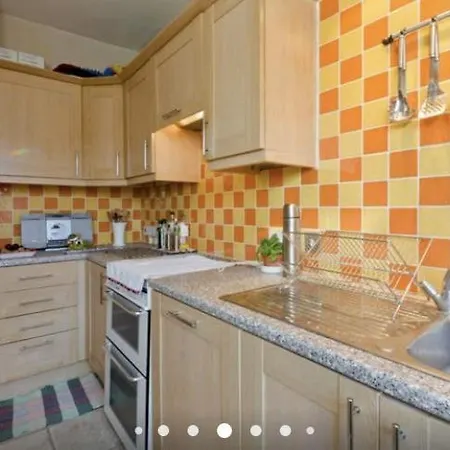Spacious Double Bedroom In Kensington London