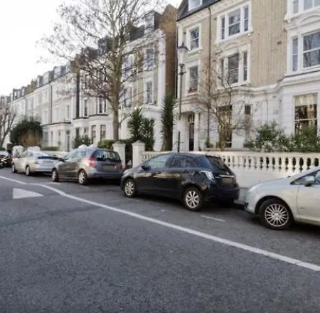 Spacious Double Bedroom In Kensington Apartment London