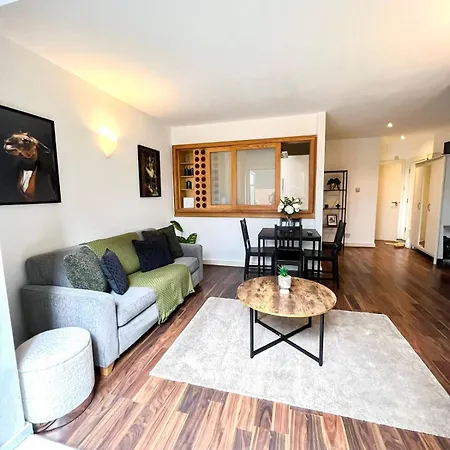 1 Bedroom Flat With Free Parking In Canary Wharf Near Musuem Apartment London