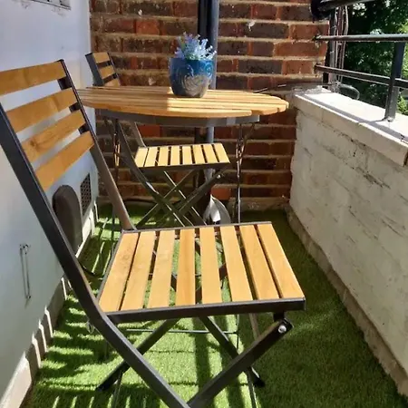 Charming 2-bedroom Flat With Private Balcony Near Islington Station, Canonbury Apartment