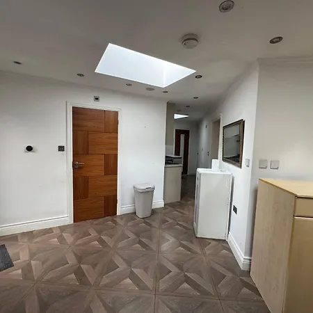 Homestay 43 Lawn Avenue Yiewsley