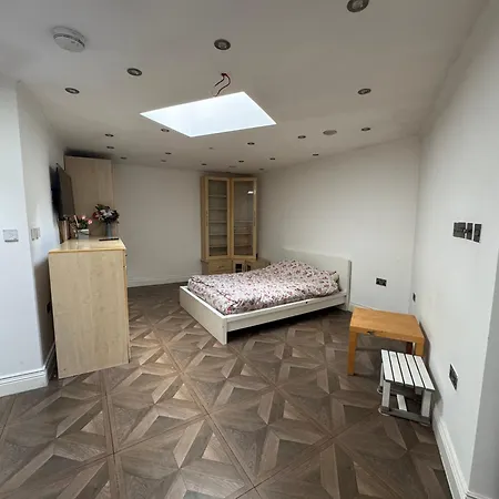 43 Lawn Avenue * Yiewsley