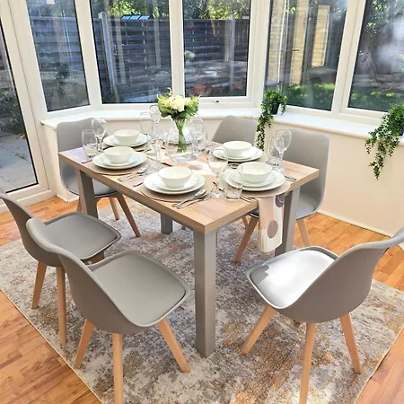 Stylish 3-bedroom Home, Free Parking, Location For Business & Leisure