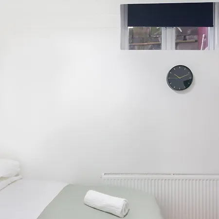 Studio9 - Next To Emirates Stadium - Budget With Shared Bathroom *