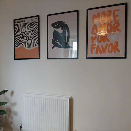 Modern Flat Close To Heathrow Airport & London 아파트