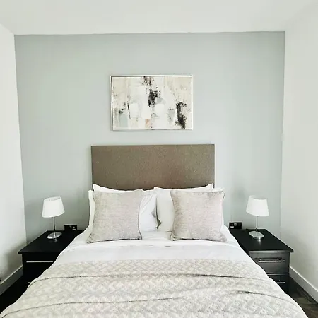 Luxurious - Prime Location Near Excel, O2 & Canary Wharf Apartment *