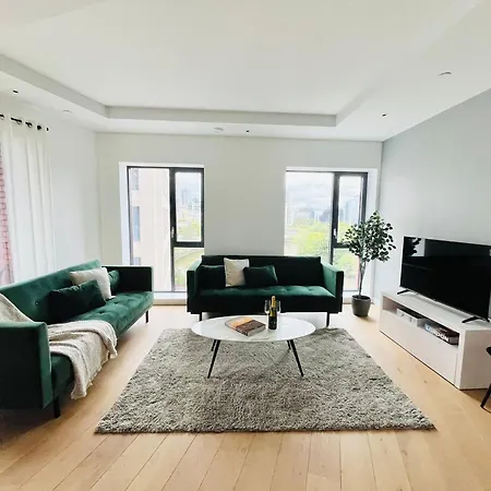 Luxurious - Prime Location Near Excel, O2 & Canary Wharf Apartment London