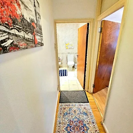 Bright & Spacious In Building With Lift, Right Next To Bayswater Station - Walk To Kensington Palace, Hyde Park, Little Venice & Notting Hill لندن