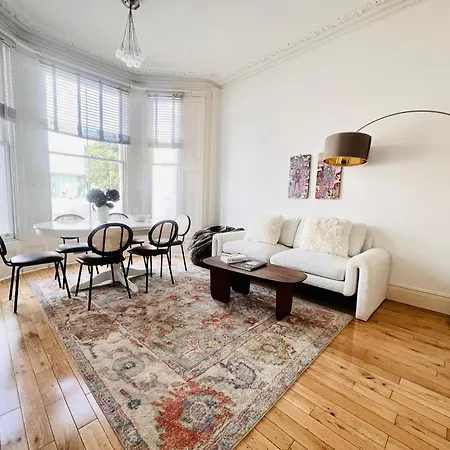 Stylish 2 Bedroom Notting Hill Superstar
