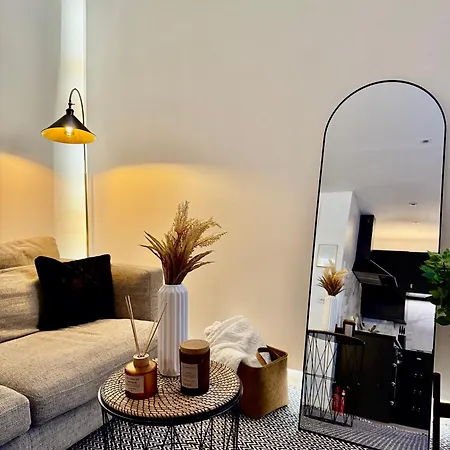 Superb Duplex In Hendon Apartment *