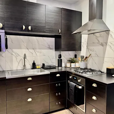 Superb Duplex In Hendon Apartment *