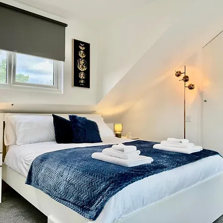 Superb Duplex In Hendon Apartment
