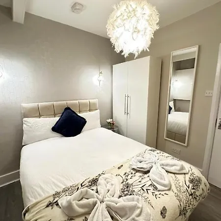 Apartment Three Bedroom Near Eye London