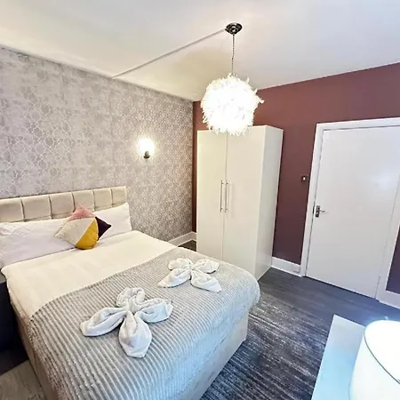 Apartment Three Bedroom Near Eye