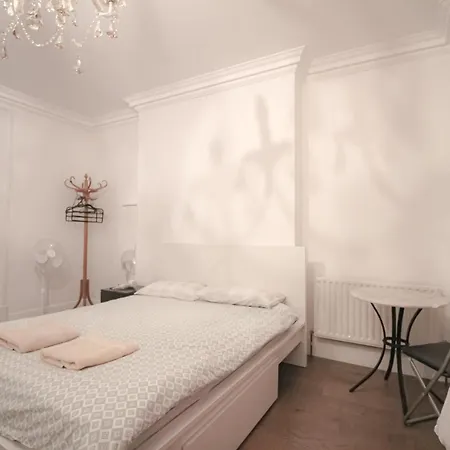 Spacious 4 Person Bedroom In Marylebone *