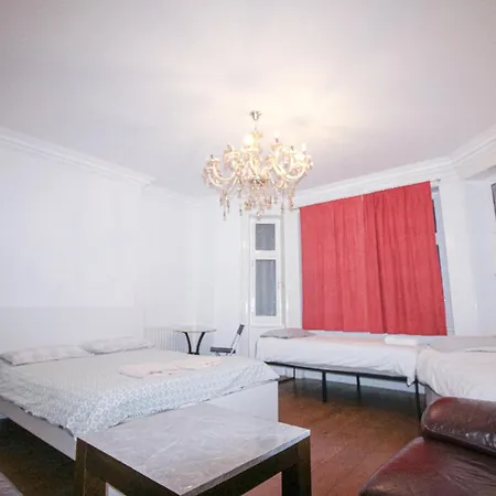 Spacious 4 Person Bedroom In Marylebone