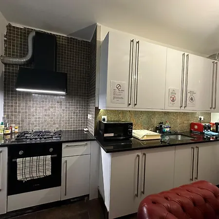 Spacious 4 Person Bedroom In Marylebone London