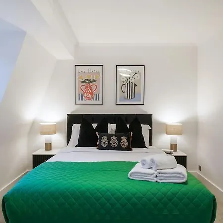 Generous 3-bed Split-level Apartment *