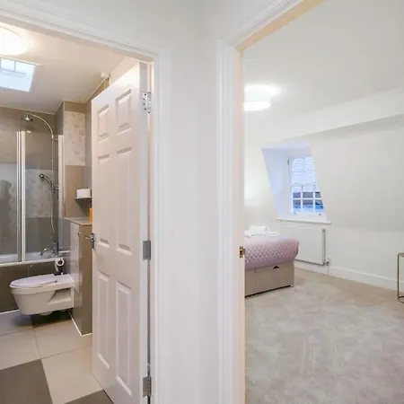 Generous 3-bed Split-level Apartment London