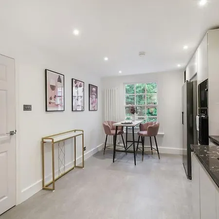 Generous 3-bed Split-level Apartment London