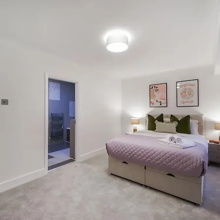 Apartment Generous 3-bed Split-level