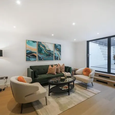 Apartment Generous 3-bed Split-level London