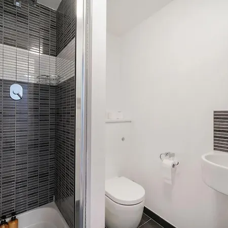 Generous 3-bed Split-level London