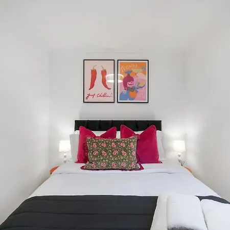 Generous 3-bed Split-level Apartment *
