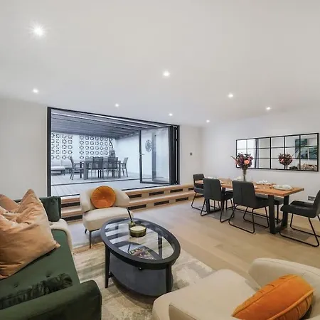 Generous 3-bed Split-level Apartment