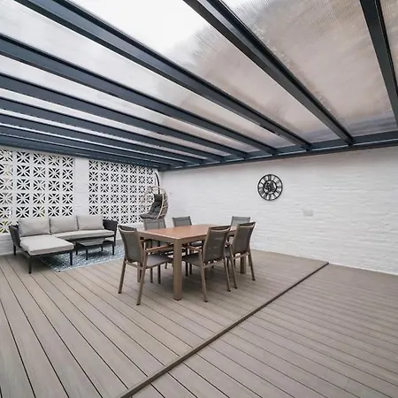 Generous 3-bed Split-level