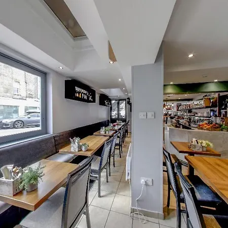 Apartment Stylish And Convenient 2bd Flat W/ Outdoor Space *