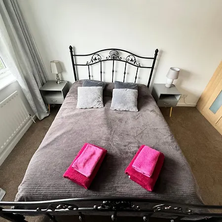 3 Bed House With Parking And Garden Near Tower Bridge *